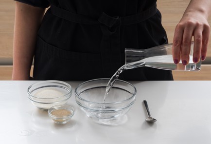 Фото шага рецепта Сладкая пасхальная бабка 152143 шаг 1