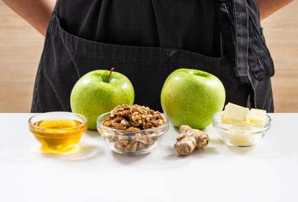 Фото шага рецепта Сладкие блинчики с карамельным яблоком и грецкими орехами 188251 шаг 1