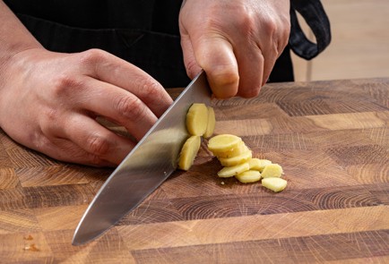 Фото шага рецепта Сладкие блинчики с карамельным яблоком и грецкими орехами 188251 шаг 2