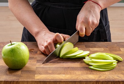 Фото шага рецепта Сладкие блинчики с карамельным яблоком и грецкими орехами 188251 шаг 3