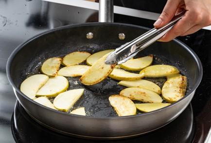 Фото шага рецепта Сладкие блинчики с карамельным яблоком и грецкими орехами 188251 шаг 4