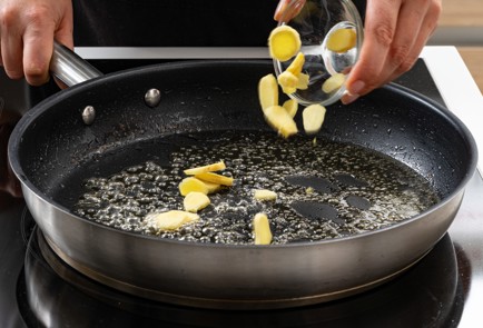 Фото шага рецепта Сладкие блинчики с карамельным яблоком и грецкими орехами 188251 шаг 5