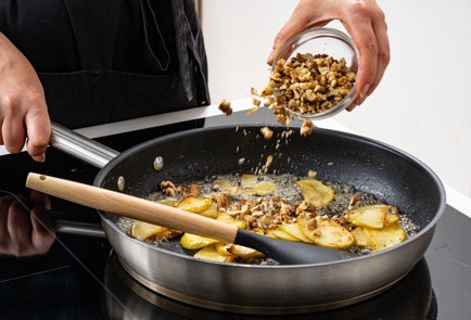 Фото шага рецепта Сладкие блинчики с карамельным яблоком и грецкими орехами 188251 шаг 6