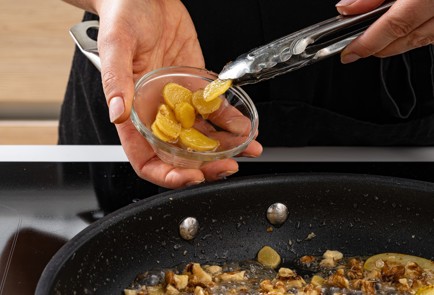 Фото шага рецепта Сладкие блинчики с карамельным яблоком и грецкими орехами 188251 шаг 7