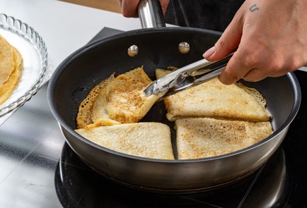 Фото шага рецепта Сладкие блинчики с карамельным яблоком и грецкими орехами 188251 шаг 8