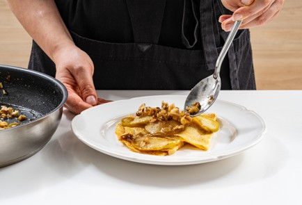 Фото шага рецепта Сладкие блинчики с карамельным яблоком и грецкими орехами 188251 шаг 9