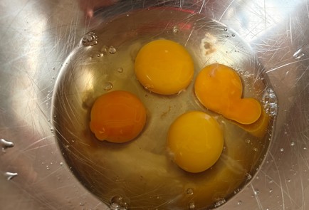 Фото шага рецепта Сладкие гренки из серого хлеба 189368 шаг 1  