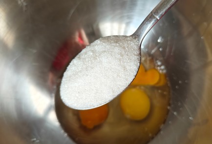 Фото шага рецепта Сладкие гренки из серого хлеба 189368 шаг 2  