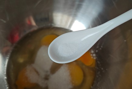 Фото шага рецепта Сладкие гренки из серого хлеба 189368 шаг 3  