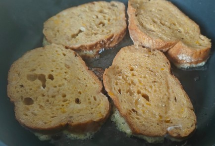 Фото шага рецепта Сладкие гренки из серого хлеба 189368 шаг 8  