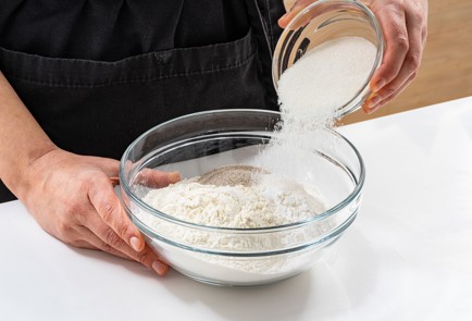 Фото шага рецепта Сладкий кляр для фруктов 188608 шаг 2