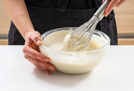 Фото шага рецепта Сладкий кляр для фруктов 188608 шаг 3