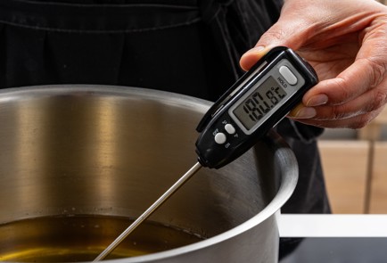 Фото шага рецепта Сладкий кляр для фруктов 188608 шаг 4