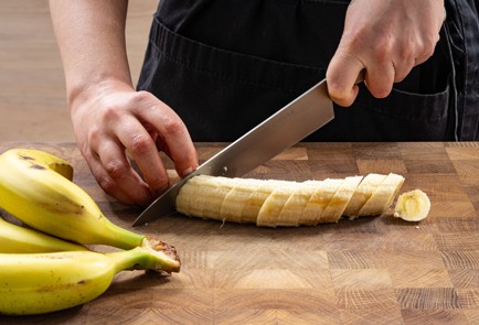 Фото шага рецепта Сладкий кляр для фруктов 188608 шаг 5