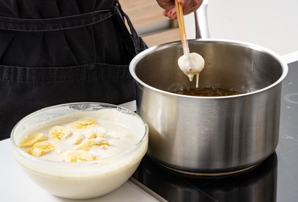 Фото шага рецепта Сладкий кляр для фруктов 188608 шаг 6