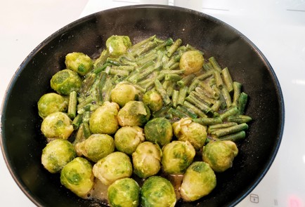 Фото шага рецепта Сливочная брюссельская капуста с беконом 140716 шаг 10  