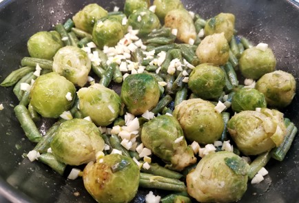 Фото шага рецепта Сливочная брюссельская капуста с беконом 140716 шаг 12  