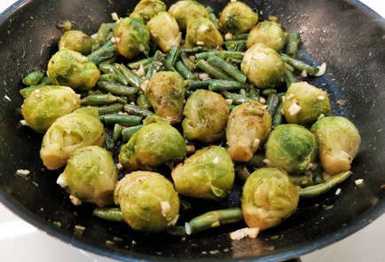 Фото шага рецепта Сливочная брюссельская капуста с беконом 140716 шаг 13  