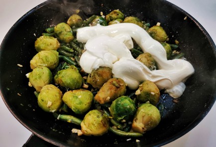 Фото шага рецепта Сливочная брюссельская капуста с беконом 140716 шаг 14  