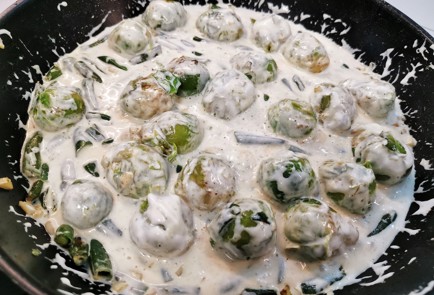 Фото шага рецепта Сливочная брюссельская капуста с беконом 140716 шаг 15  