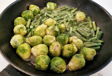 Фото шага рецепта Сливочная брюссельская капуста с беконом 140716 шаг 9  