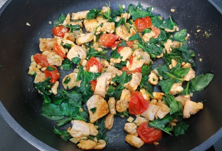 Фото шага рецепта Сливочная кетопаста с форелью и шпинатом 176231 шаг 10  