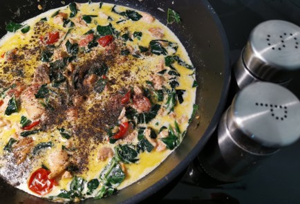 Фото шага рецепта Сливочная кетопаста с форелью и шпинатом 176231 шаг 12  