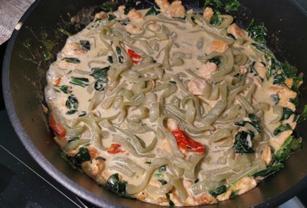 Фото шага рецепта Сливочная кетопаста с форелью и шпинатом 176231 шаг 14  