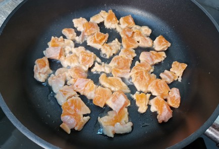 Фото шага рецепта Сливочная кетопаста с форелью и шпинатом 176231 шаг 5  