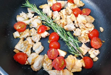 Фото шага рецепта Сливочная кетопаста с форелью и шпинатом 176231 шаг 7  