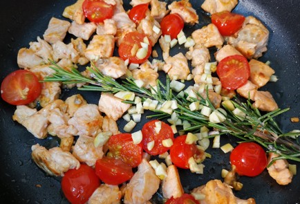 Фото шага рецепта Сливочная кетопаста с форелью и шпинатом 176231 шаг 8  