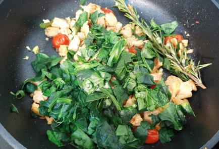 Фото шага рецепта Сливочная кетопаста с форелью и шпинатом 176231 шаг 9  