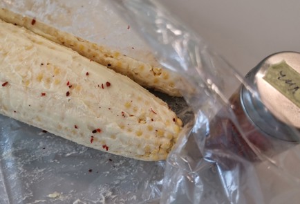 Фото шага рецепта Сливочная кукуруза в рукаве для запекания 152646 шаг 5  