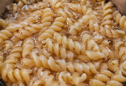 Фото шага рецепта Сливочная паста фузилли с сыром 152513 шаг 2  
