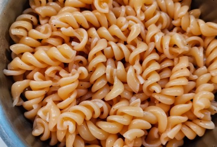 Фото шага рецепта Сливочная паста фузилли с сыром 152513 шаг 7  