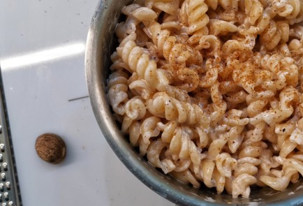 Фото шага рецепта Сливочная паста фузилли с сыром 152513 шаг 9  