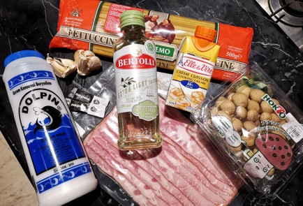 Фото шага рецепта Сливочная паста с беконом и грибами шимеджи 151220 шаг 1  