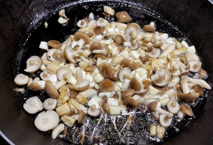 Фото шага рецепта Сливочная паста с беконом и грибами шимеджи 151220 шаг 10  