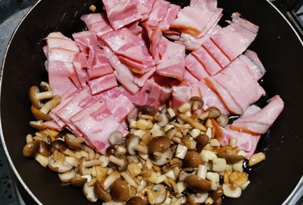 Фото шага рецепта Сливочная паста с беконом и грибами шимеджи 151220 шаг 11  