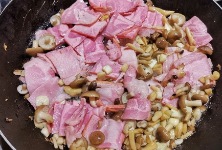 Фото шага рецепта Сливочная паста с беконом и грибами шимеджи 151220 шаг 12  