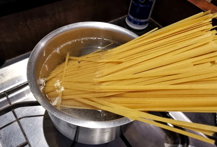 Фото шага рецепта Сливочная паста с беконом и грибами шимеджи 151220 шаг 13  