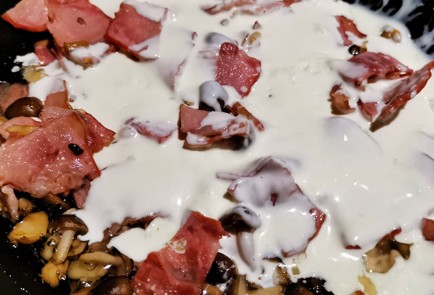 Фото шага рецепта Сливочная паста с беконом и грибами шимеджи 151220 шаг 14  