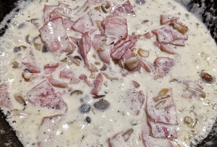 Фото шага рецепта Сливочная паста с беконом и грибами шимеджи 151220 шаг 16  