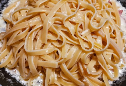 Фото шага рецепта Сливочная паста с беконом и грибами шимеджи 151220 шаг 17  