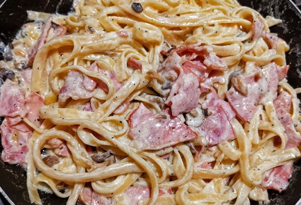 Фото шага рецепта Сливочная паста с беконом и грибами шимеджи 151220 шаг 18  