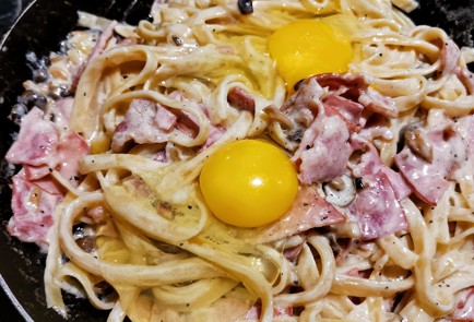 Фото шага рецепта Сливочная паста с беконом и грибами шимеджи 151220 шаг 19  