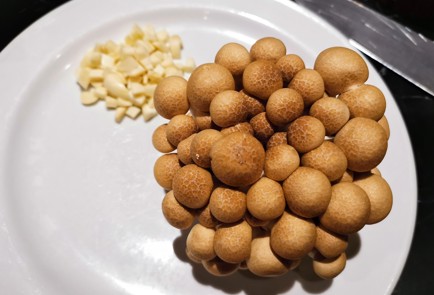 Фото шага рецепта Сливочная паста с беконом и грибами шимеджи 151220 шаг 4  