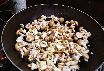 Фото шага рецепта Сливочная паста с беконом и грибами шимеджи 151220 шаг 7  