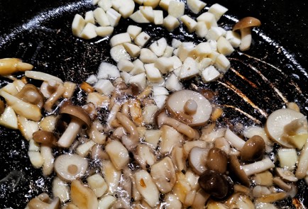 Фото шага рецепта Сливочная паста с беконом и грибами шимеджи 151220 шаг 8  