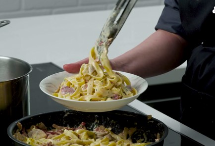 Фото шага рецепта Сливочная паста с беконом и грибами 152267 шаг 10  